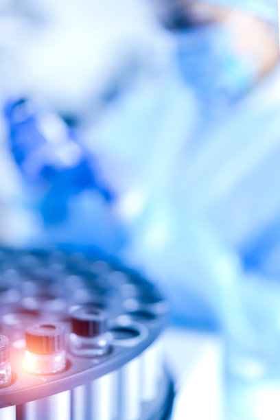 在实验室工作的年轻女科学家图片下载