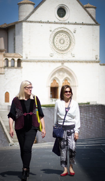 意大利度假:两位资深女性朋友在阿西西大教堂图片下载