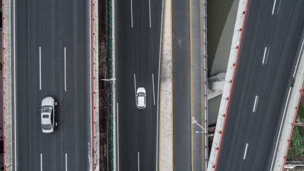 多云天气城市公路和立交桥鸟瞰图图片下载