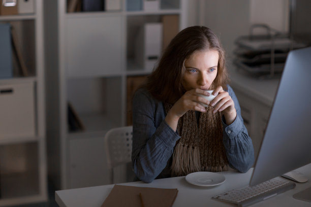 女商人晚上工作很冷素材图片