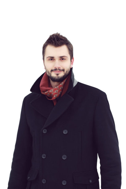 英俊的微笑的人在一件大衣孤立在白色的背景图片下载