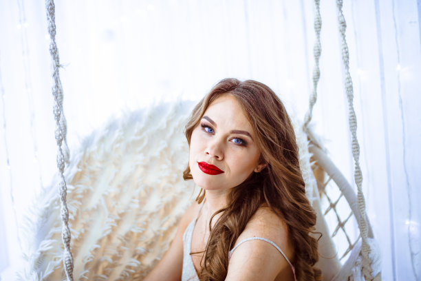 在工作室里荡秋千的女人图片下载