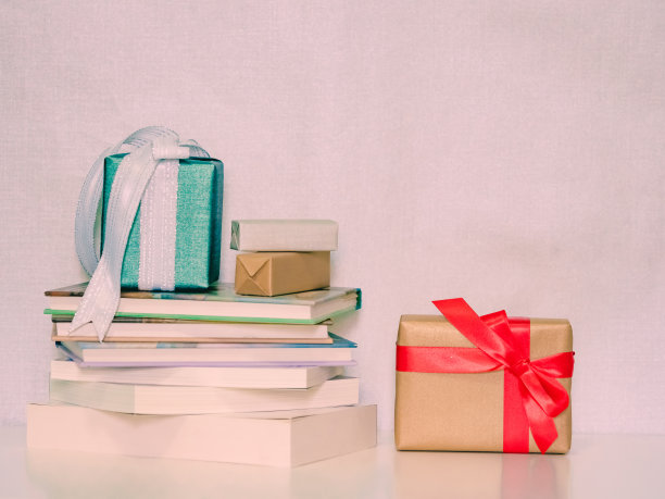 圣诞及新年活动装饰套装，包括一套礼品盒及一套以银色为背景的书籍图片下载