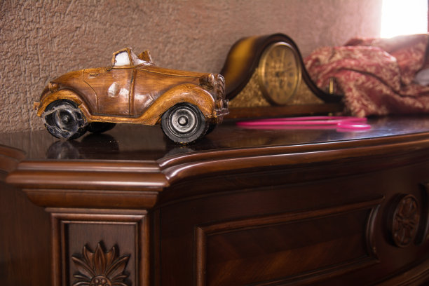 玩具自制的复古汽车和时钟图片下载