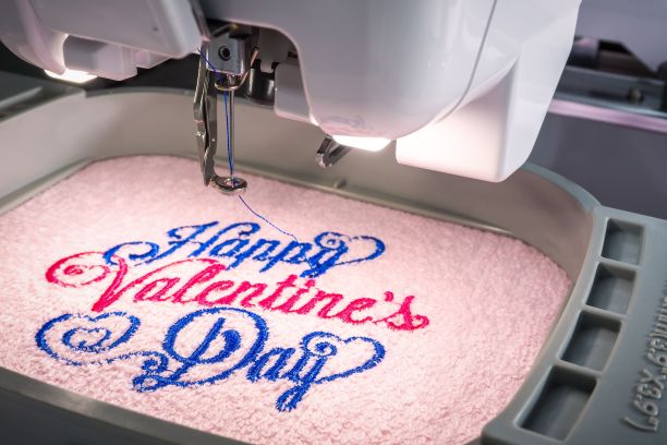 绣花机靠近工作空间图片下载