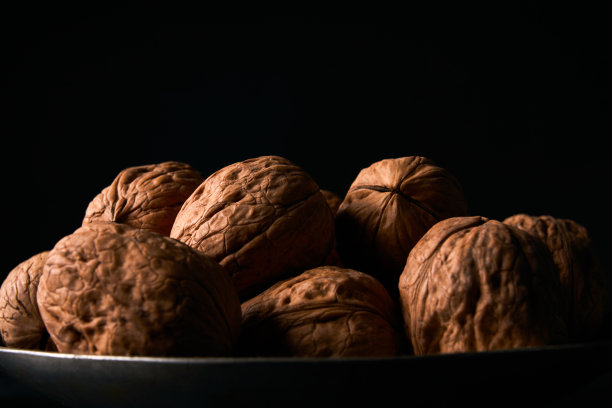 黑色背景上的核桃图片下载