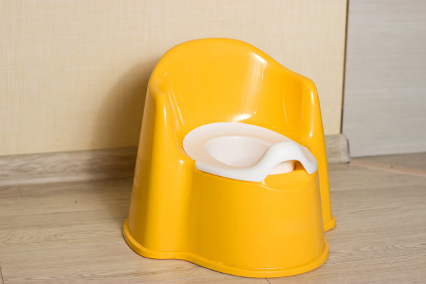 黄色的婴儿壶在房间里。图片下载