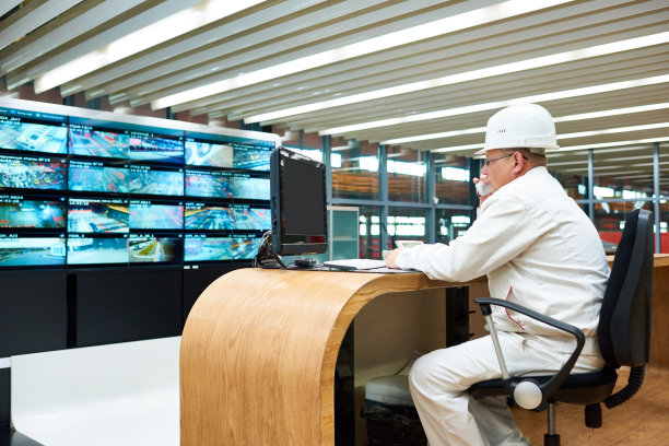 静止的工程师在打电话图片下载