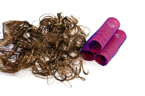 红色卷发器与棕色假发图片下载