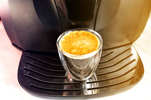 有热咖啡杯的咖啡机图片下载