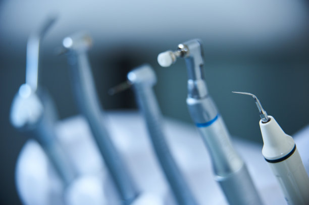 现代牙科设备在一个蓝色的背景近距离图片下载