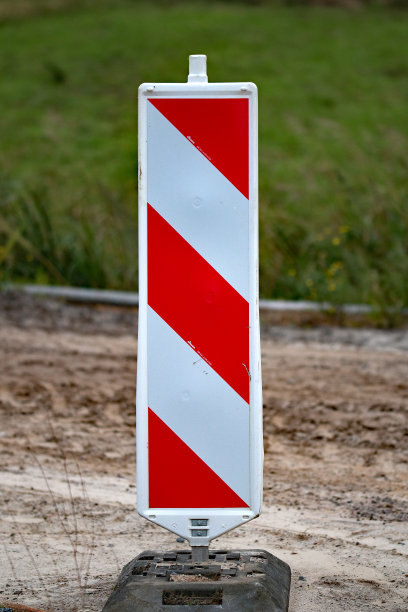 道路上红色交通锥的特写镜头图片下载