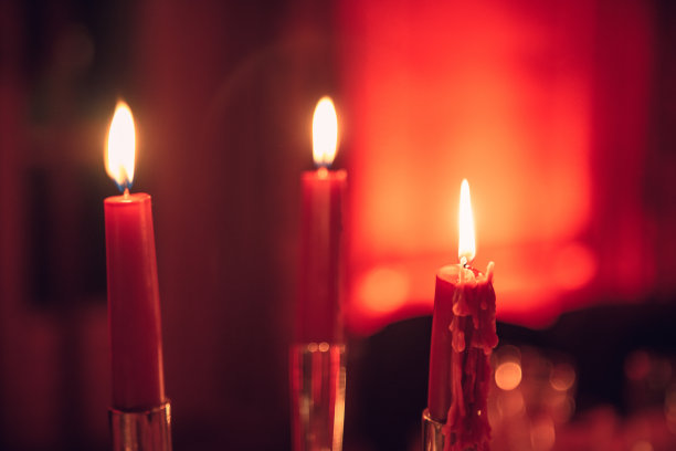 烛光中闪烁着红光图片下载