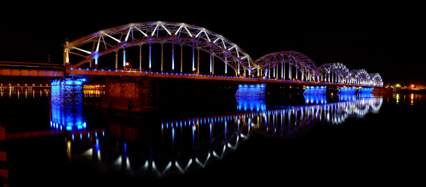 拉脱维亚里加铁路桥夜景图片下载