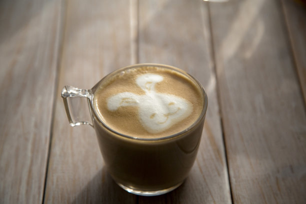 拿铁咖啡上的兔子图案图片下载