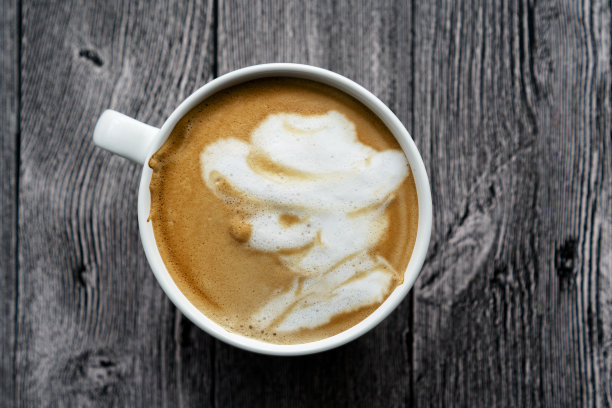 卡通熊图案的拿铁咖啡图片下载