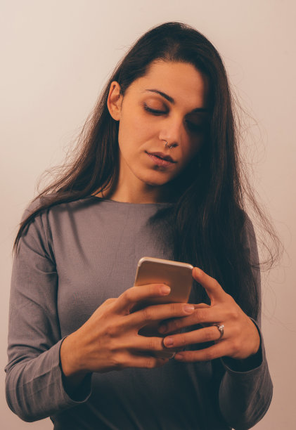 一个年轻女人的脸图片下载