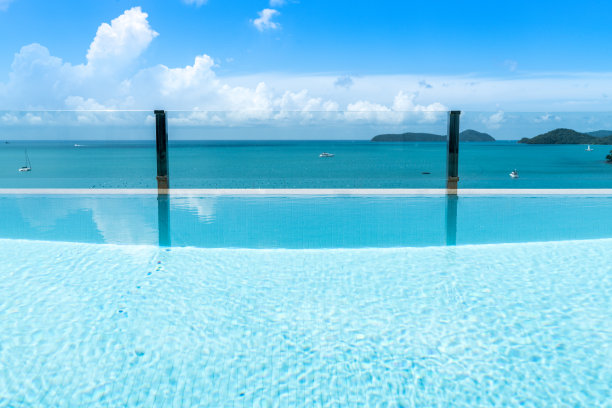 豪华泳池别墅海景，蓝天白云。素材图片