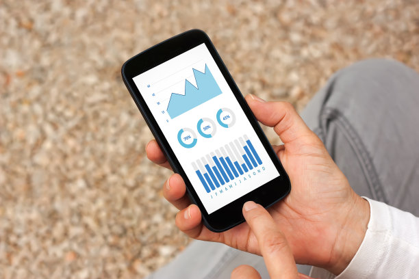 手持智能手机的图形和图表元素在屏幕上图片下载