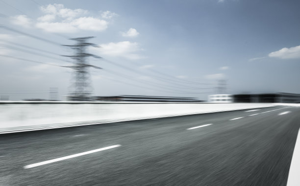 背景中有高压塔的模糊运动负载图片下载