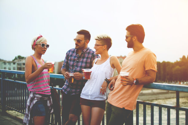 朋友们在桥牌上喝啤酒图片下载