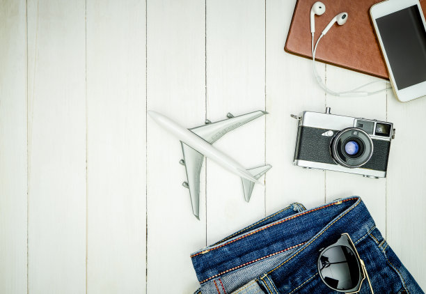 时髦的旅行物品和小玩意放在白色的木制复制空间里图片下载