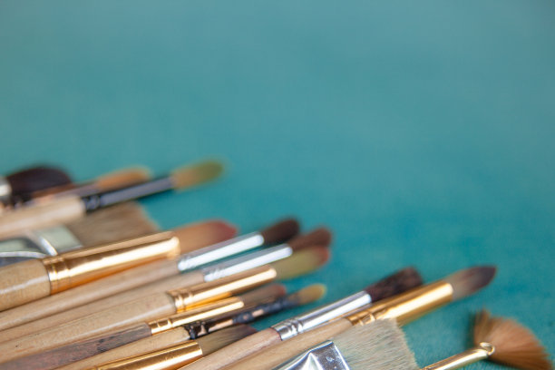 许多画笔在彩色的画布背景图片下载