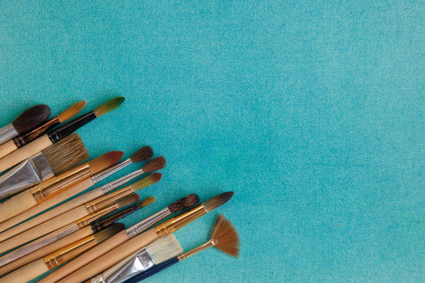 许多画笔在彩色的画布背景图片下载