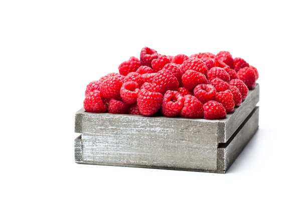 精选的新鲜覆盆子放在木箱上，单独放在白色的木箱上图片下载