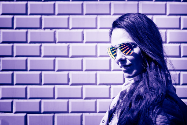 漂亮的年轻女人，戴着太阳镜。紫外线的肖像。潘通18-3838紫外光色图片下载
