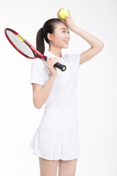 女人的肖像与网球拍和球在白色的背景图片下载