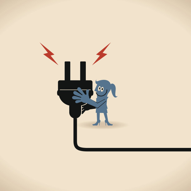一位面带微笑的女商人展示着一个巨大的电插头图片下载