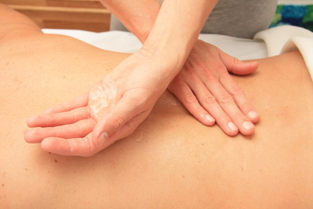 正在用油护理双手的女人图片下载