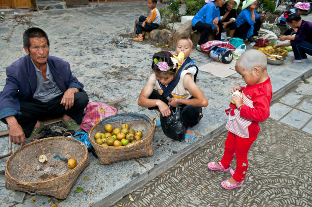 中国苗族市场的家庭图片下载