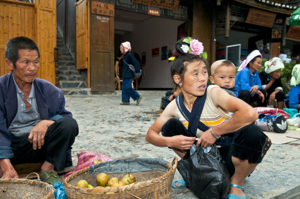 中国苗族市场的一名孕妇图片下载