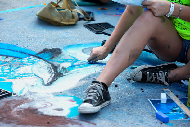 青少年艺术家在街头艺术节上用粉笔作画图片下载