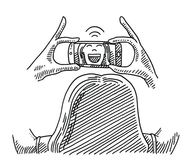 快乐女人自拍拿着智能手机绘图图片下载