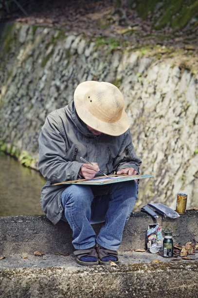 日本艺术家画坐在石桥上，京都，日本图片下载
