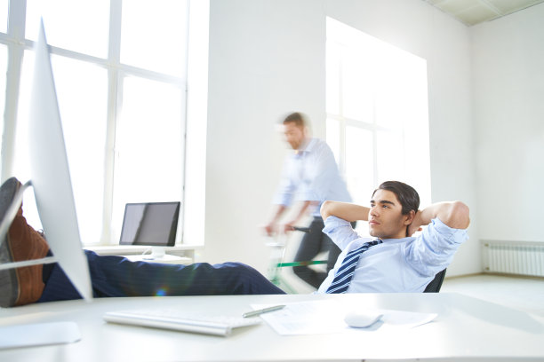 轻松的办公室休息图片下载