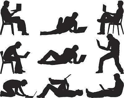 休闲男人玩笔记本电脑，坐着，站着，躺着图片下载