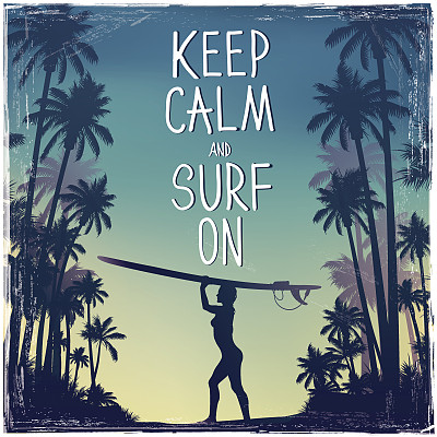 带着长板在海滩上散步的女孩图片下载