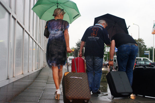 人们在大雨中向大楼走去图片下载