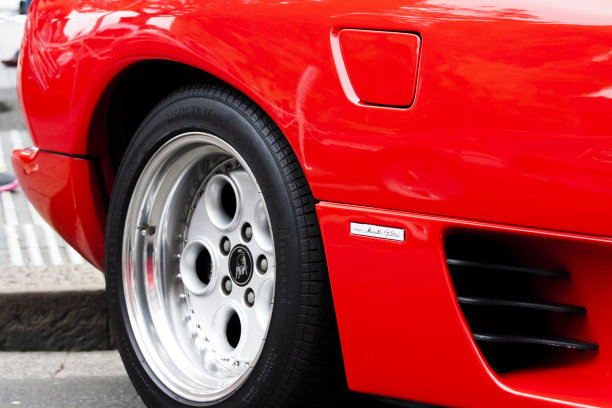 红色兰博基尼合金车轮图片下载