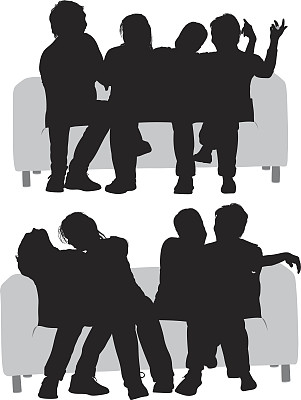 一群人坐在沙发上图片下载