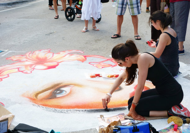 年轻的粉笔画家在沃斯湖街绘画节图片下载