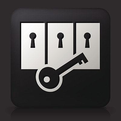 黑色方形按钮与钥匙和上锁的门图片下载