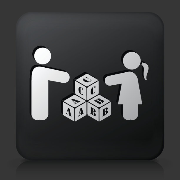 黑色方块按钮和两个孩子玩字母积木图片下载