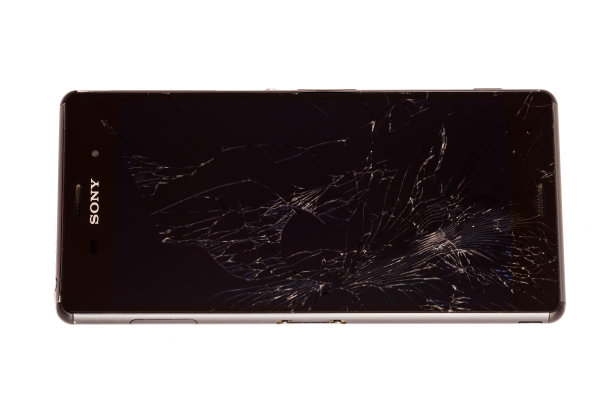 黑色索尼Xperia Z3智能手机破碎的屏幕隔离图片下载