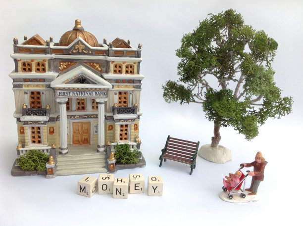 一个带着钱，母亲和孩子的模范银行的形象图片下载