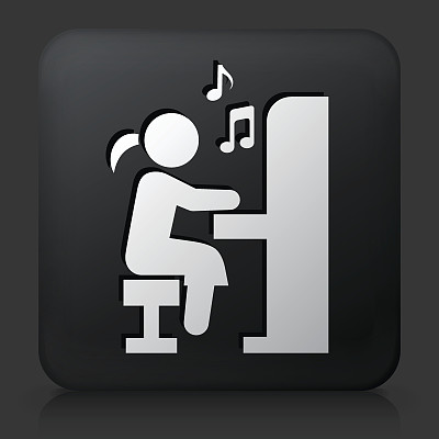 黑色方形按钮与女孩弹钢琴图片下载